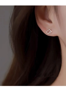 Gros plan sur un petit clou d'oreille nuage en argent S999 porté par une femme
