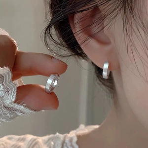 Boucles d'oreilles créoles S999 en argent sterling mat brossé au design minimaliste pour femme