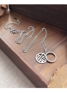 Détail du collier en argent S925 avec pendentif caractère Fu et diamants sertis pavé