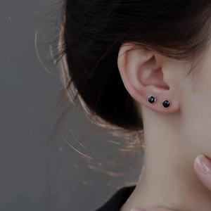Boucles d'oreilles rondes en argent fin S999 avec émail noir et fermoir à vis sur modèle