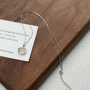 Elegante collana in argento S999 con ciondolo in calcedonio bianco traslucido
