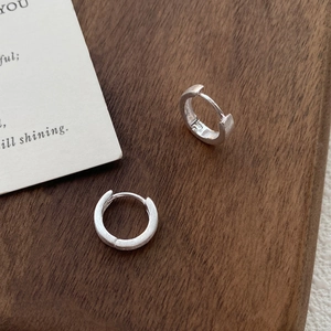Créoles minimalistes en argent sterling S999 avec finition mate brossée sur fond en bois
