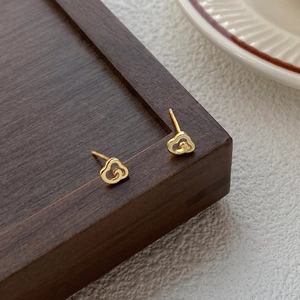 Boucles d'oreilles nuage de bon augure en argent S999 doré avec design ajouré élégant