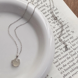 Elegante collana in argento S999 con ciondolo in calcedonio bianco su piatto in ceramica bianca