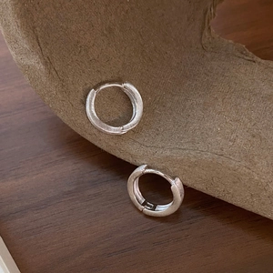 Boucles d'oreilles créoles S999 en argent avec finition mate brossée pour femme