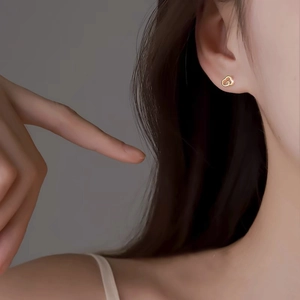 Boucles d'oreilles nuage en argent sterling S999 avec finition dorée sur modèle