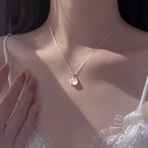 Elegante collana in argento S999 con ciondolo in calcedonio rosa su clavicola femminile