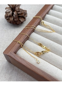 Detailansicht einer goldenen S925 Silberkette mit Schweinenasen-Gliedern und Diamant-Anhänger