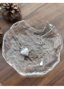 Dettaglio della collana con cuore in argento sterling S925 con texture spazzolata
