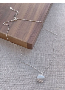 Vue détaillée du collier carré en argent S925 avec texture brossée et chaîne à billes fine