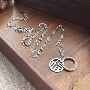 Collier en argent S925 avec pendentif Fu et anneaux de zircon sur socle bois