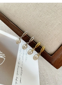 Gros plan sur des boucles d'oreilles pendantes en argent S925 avec perles d'eau douce