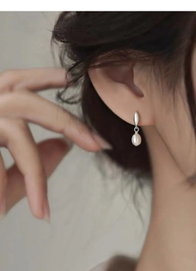 Élégante boucle d'oreille goutte avec perle d'eau douce blanche et monture argent