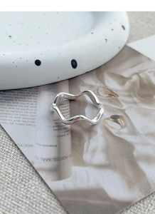 Detail view of wavy S925 sterling silver ring showing the engraved material stamp