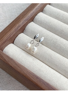 Gros plan d'élégantes boucles d'oreilles en argent S925 avec perles d'eau douce