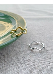 Detailed macro view of S925 sterling silver wave ring with hallmark stamp