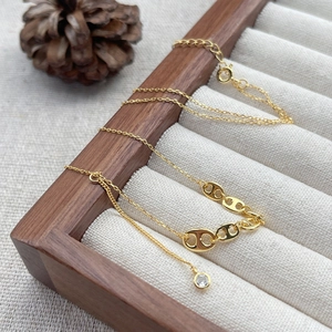 Elegante goldene S925 Silberhalskette mit Schweinenasen-Gliedern und Kristall-Quastenanhänger