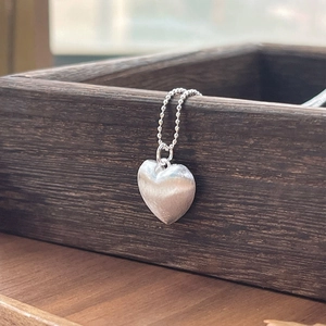 Collana con ciondolo a cuore in argento sterling S925 con elegante finitura spazzolata