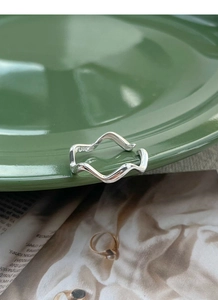 Macro detail of wave pattern on S925 sterling silver open ring with hallmark