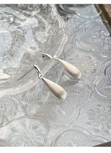 Detailansicht der S925 Sterlingsilber Tropfenohrringe mit gebürstetem Matt-Finish