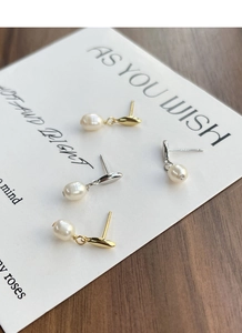 Détail de boucles d'oreilles en argent S925 et or avec perles d'eau douce sur carte