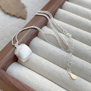 Collier minimaliste en argent sterling S925 avec pendentif carré et fini brossé