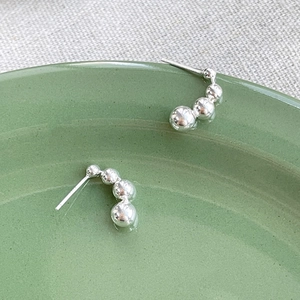 Elegant S925 sterling silver minimalist geometric beaded stud earrings with polished finish