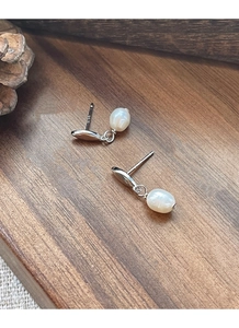 Détail du poinçon en argent sterling S925 sur les boucles d'oreilles perles