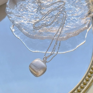 Collier carré en argent sterling S925 avec pendentif brossé mat et chaîne à billes