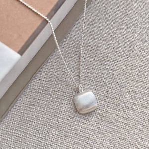 Collier minimaliste en argent S925 avec pendentif carré et finition mate brossée sur chaîne billes
