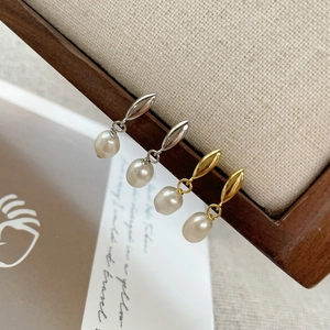 Boucles d'oreilles en argent S925 avec perles d'eau douce naturelles en finitions or et argent