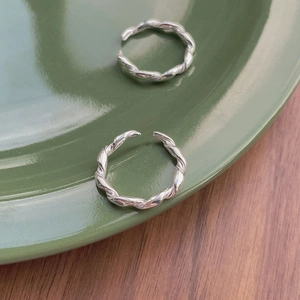 Adjustable S925 sterling silver twisted rope ring with a polished minimalist finish