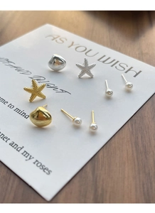 Macro di orecchini a perno con stelle marine, conchiglie e perle in argento e oro