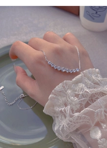 Nahaufnahme der S925 Silber Smile-Halskette mit Zirkonia, getragen am Frauenhals