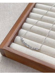 Detail der S925 Sterling Silber Lächeln Halskette mit neun weißen Zirkonia in einer Schmuckschale