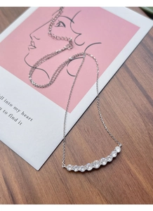 Nahaufnahme der S925 Silber Smile-Halskette mit acht funkelnden Zirkonia-Steinen