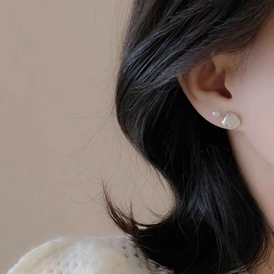Set di orecchini in argento S925 con stella marina conchiglia e perla indossati