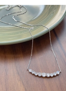 Detaillierte Nahaufnahme der S925 Sterling Silber Halskette mit funkelnden Zirkonia