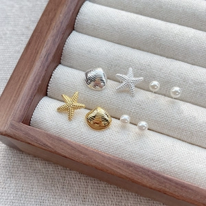Set Orecchini a Lobo in Argento S925 Stella Marina Conchiglia e Perle in Vassoio di Legno