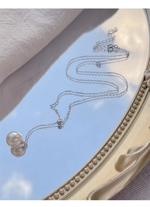 Détail de la chaîne en argent sterling S925 et du pendentif en perle blanche lustrée
