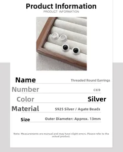 Détail macro de boucles d'oreilles rondes en argent S925 avec perles d'agate noire et blanche
