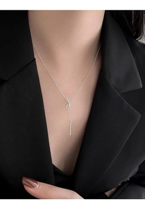 Gros plan du collier nœud en argent sterling S925 avec pavé de zircons et pendentif long