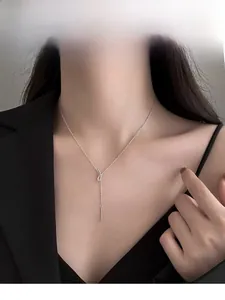 Mannequin portant un collier nœud en argent S925 avec nœud en zircon et pendentif gland