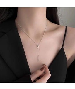 Vue détaillée du collier nœud en argent S925 avec nœud infini et pendentif barrette