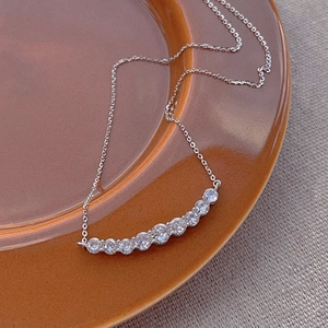 Elegante S925 Sterlingsilber Lächeln-Halskette mit neun funkelnden Zirkonia-Steinen
