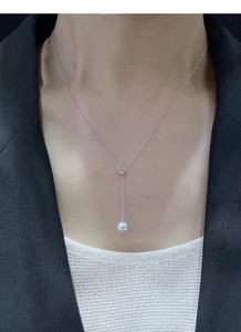 Détail du collier en argent S925 en forme de Y avec une perle blanche lustrée en pendentif