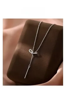 Détail du collier noeud en argent S925 avec incrustations de zircons et chaîne en Y