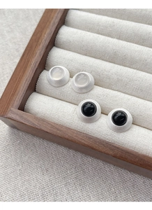 Gros plan de boucles d'oreilles en argent S925 avec agate noire et blanche sur base spirale