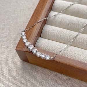 S925 Sterling Silber Lächeln Halskette mit neun glitzernden Zirkonia auf Schmuckbox