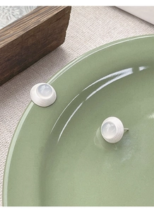 Vue détaillée des boucles d'oreilles rondes en argent S925 avec agate blanche et texture